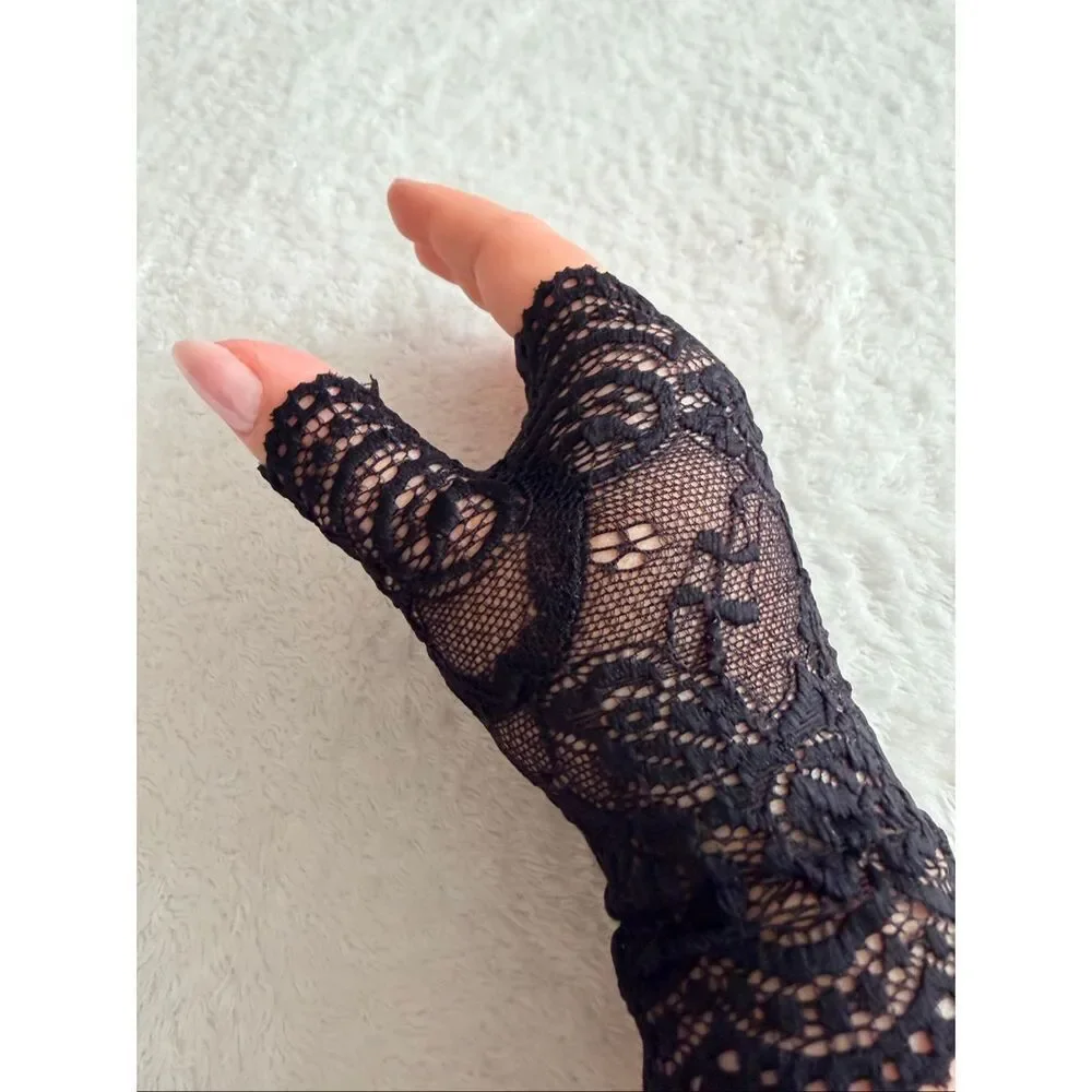 Black Lace Fingerless Gloves – Vintage Gothic Style